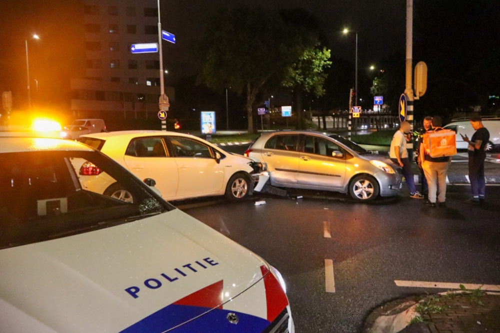 Botsing tussen drie auto's op berucht kruispunt in Schiedam