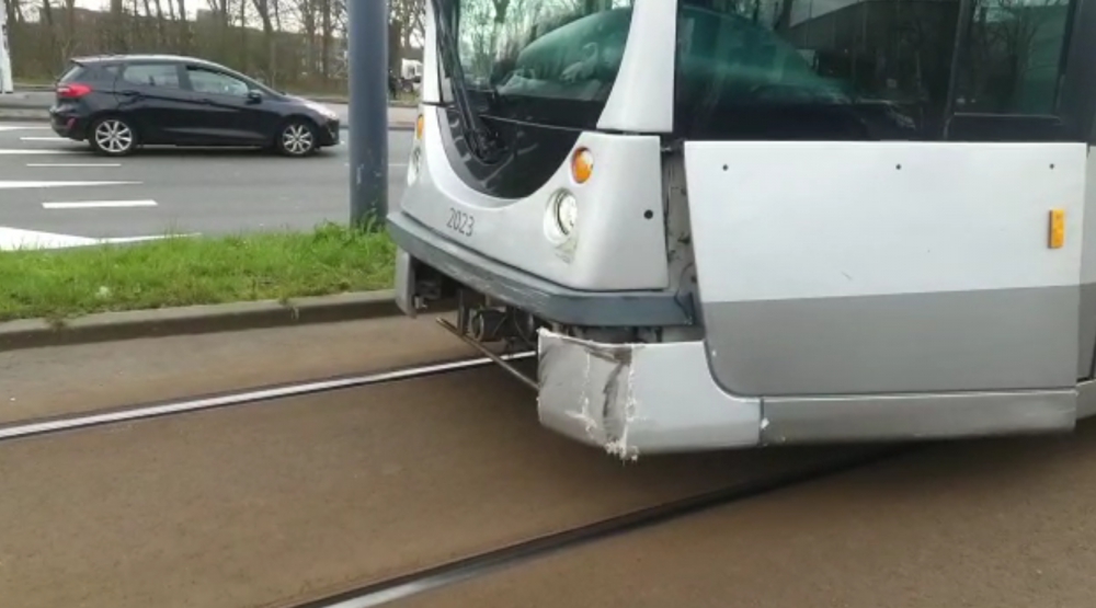 Busje knalt op tram