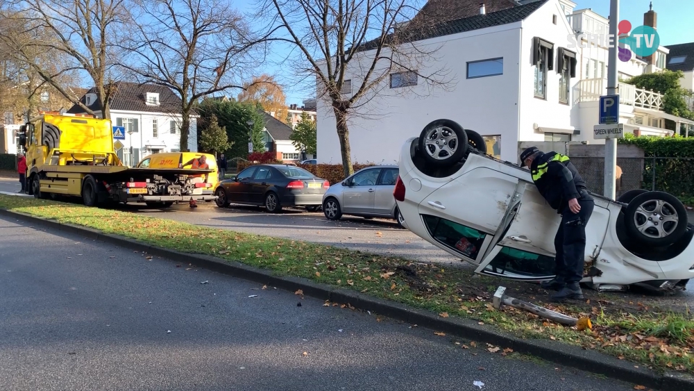 Auto op de kop na aanrijding