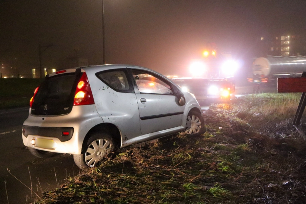 Auto vliegt uit de bocht en belandt op z&#039;n kant