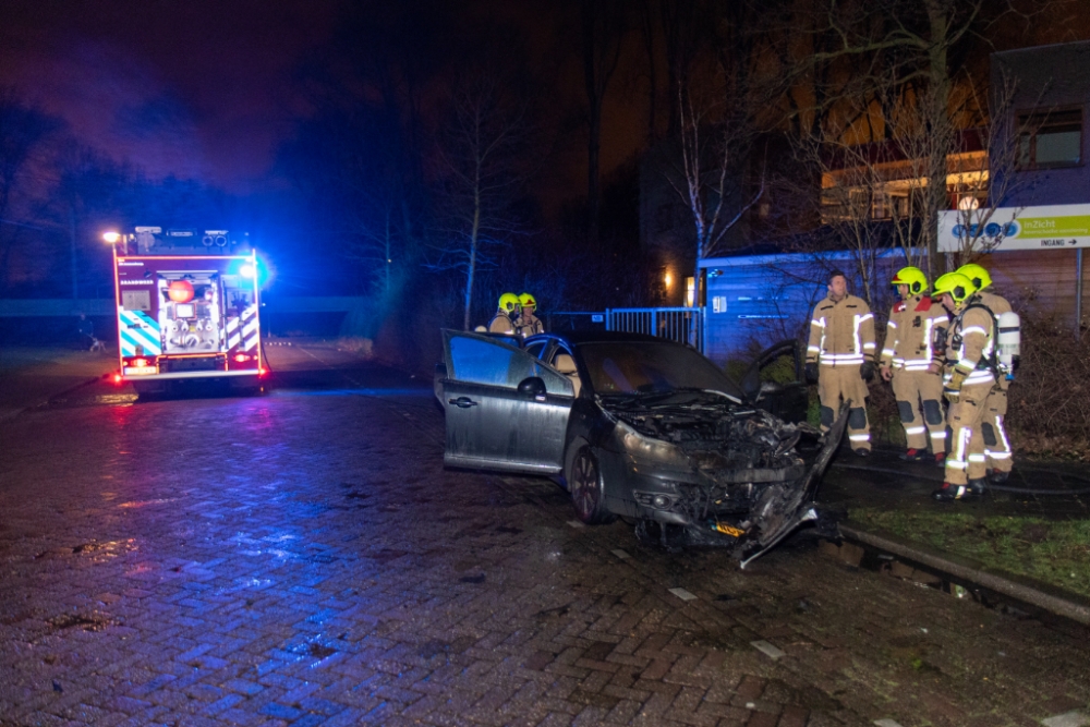 Auto gaat in vlammen op in Nieuwland