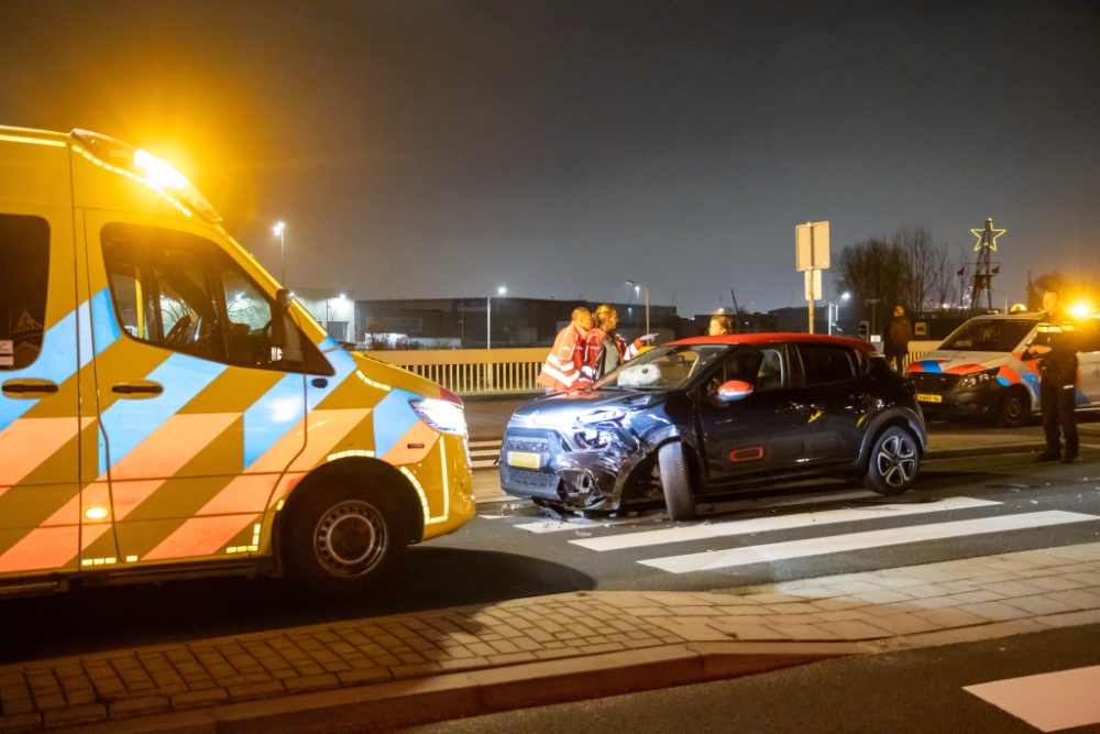 Twee auto's botsen: één bestuurder gewond naar het ziekenhuis