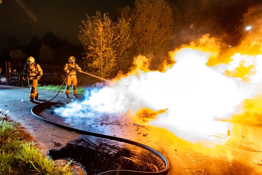Jerrycans met onbekende vloeistof in brand gestoken