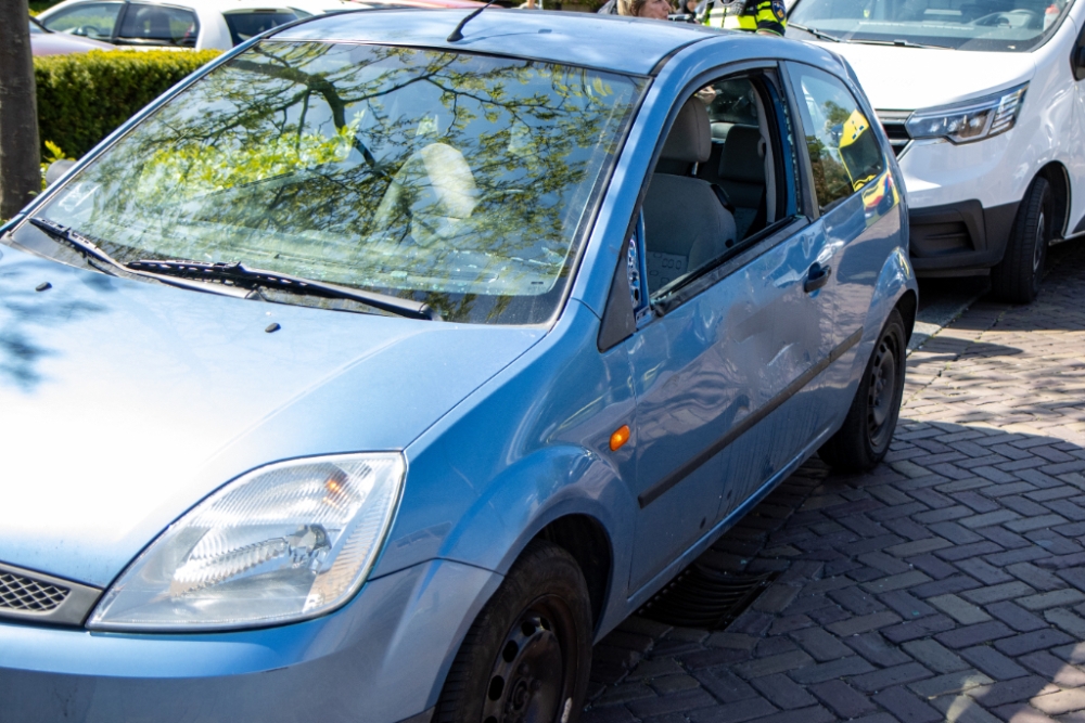 De ruit van de auto sneuvelde bij het ongeluk