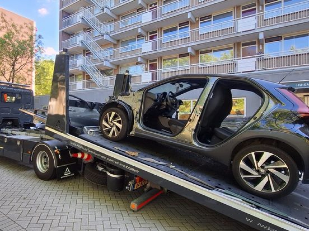 Christina's (75) auto volledig gestript: 'Je herkent 'm gewoon niet'