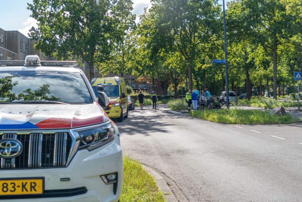Moeder met kindje op fiets aangereden door auto in Vlaardingen