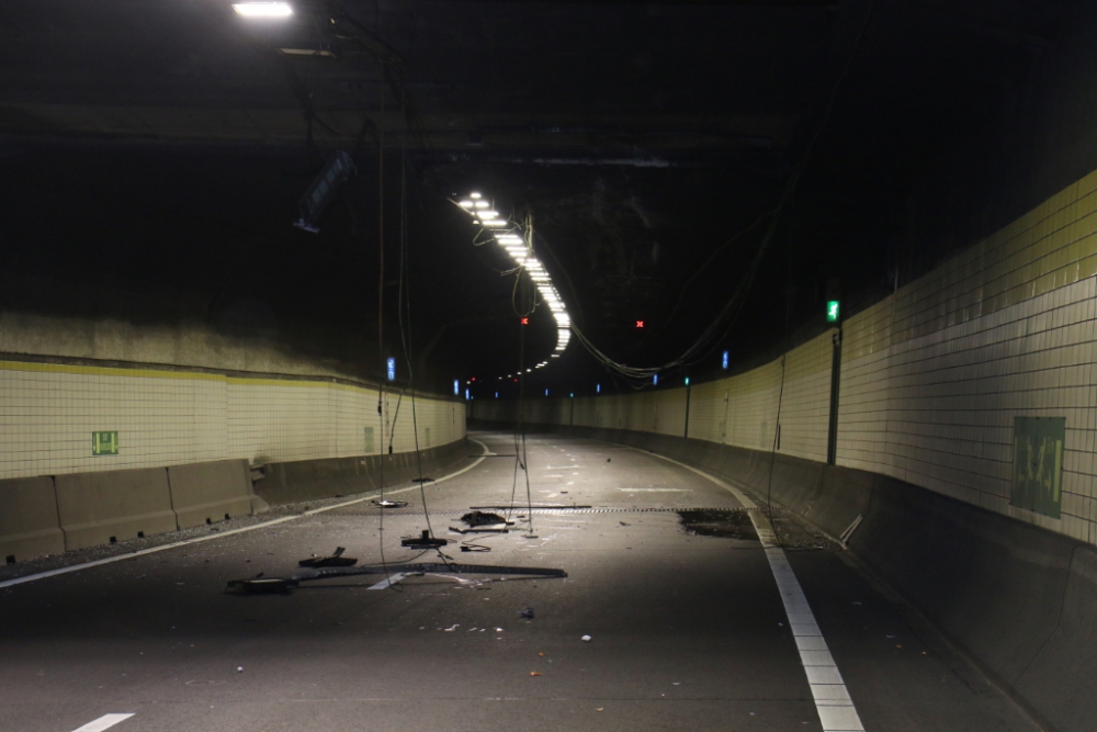 Plafond tunnelbuis Beneluxtunnel kapot gereden