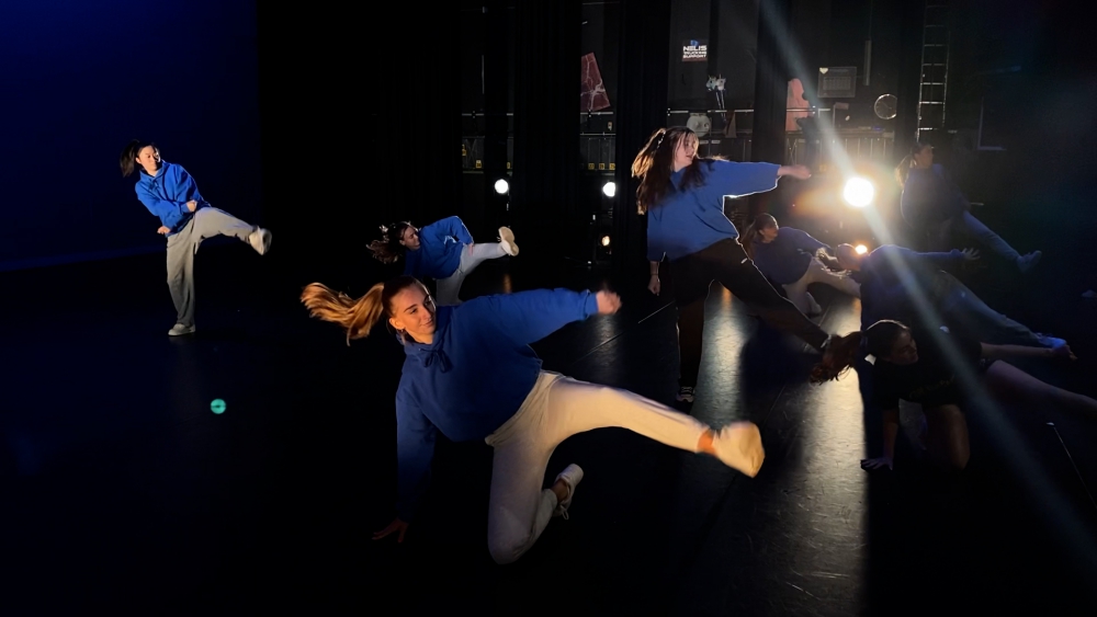 Dansers bestormen na lange tijd het podium:  ‘Het is de eerste keer voor een echt publiek’