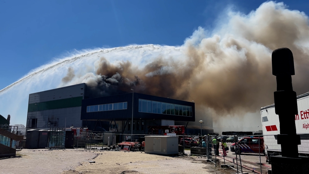 Accu in lading bouwafval mogelijke oorzaak van brand Maassluissedijk