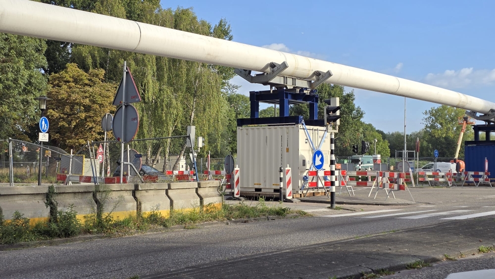 De tweede buis hangt boven Marathonweg