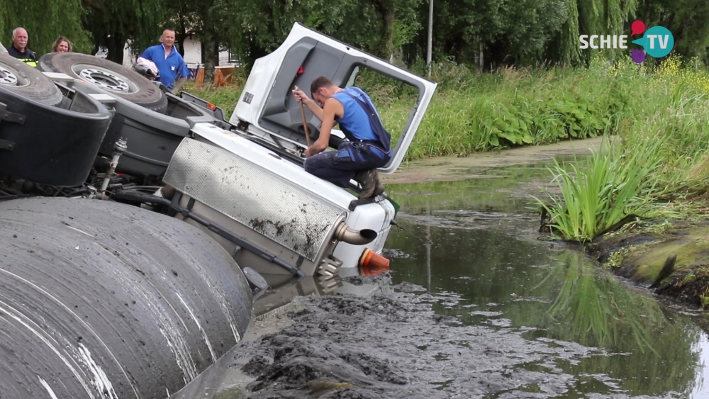 Cementwagen belandt in sloot