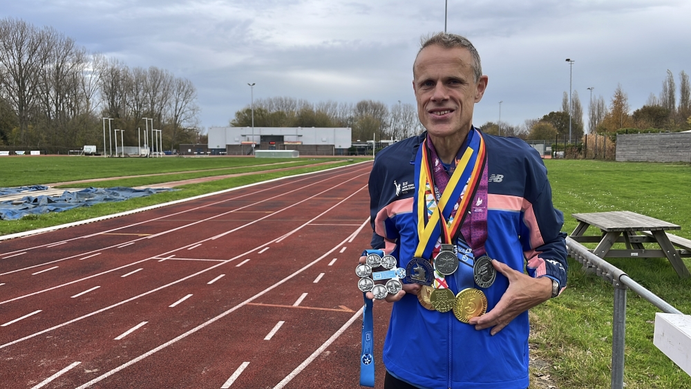 Ron (57) loopt zes grootste marathons van de wereld en ontvangt Six Star Medal