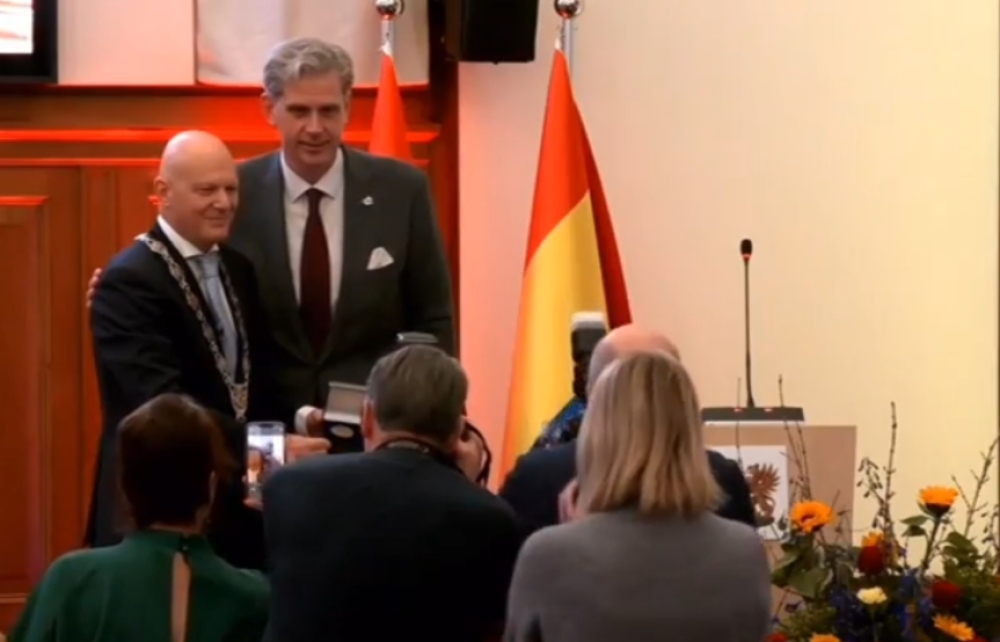 Erepenning en warme woorden voor vertrekkend burgemeester Wijbenga