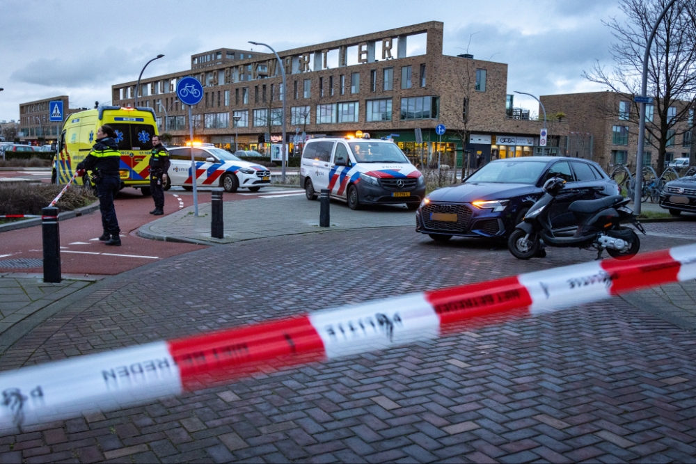 Auto en scooter botsen op elkaar in Vlaardingen