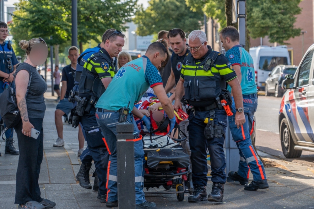 Fatbiker fietst tegen paaltje en wordt op vacuümmatras naar ziekenhuis vervoerd