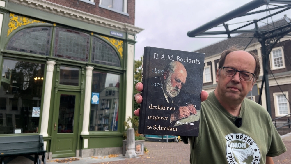 Wereldberoemde Schiedammer Roelants geëerd: ‘Hij heeft het volk boeken gegeven’
