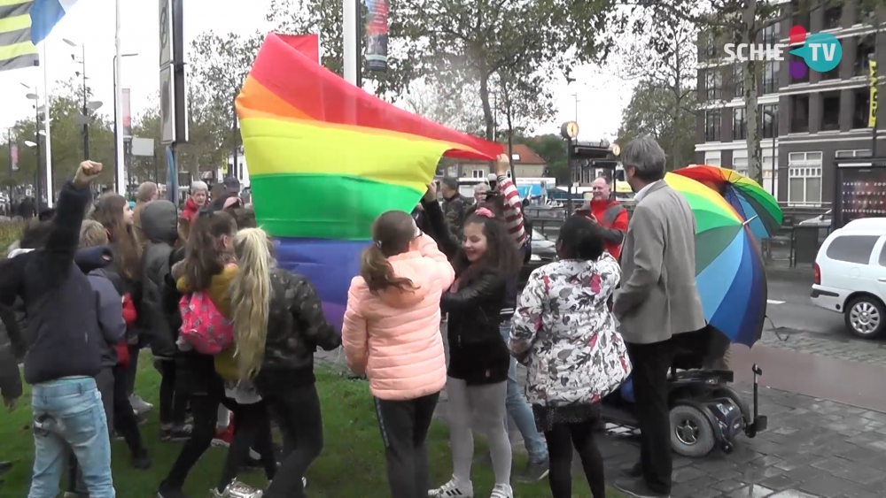 Regenboogvlag wappert in Schiedam op Coming-Out day