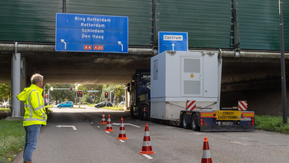 Vrachtwagen met elektriciteitshuisje botst tegen viaduct A20 in Vlaardingen
