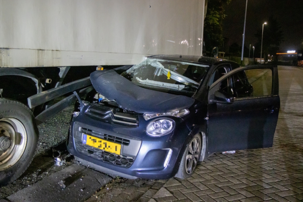 Metalen strip doorboort voorruit en snijdt in hals passagier