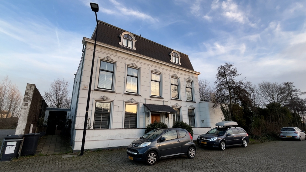 Eenzame witte villa krijgt zes woontorens in de achtertuin: ‘We blijven hier wonen’