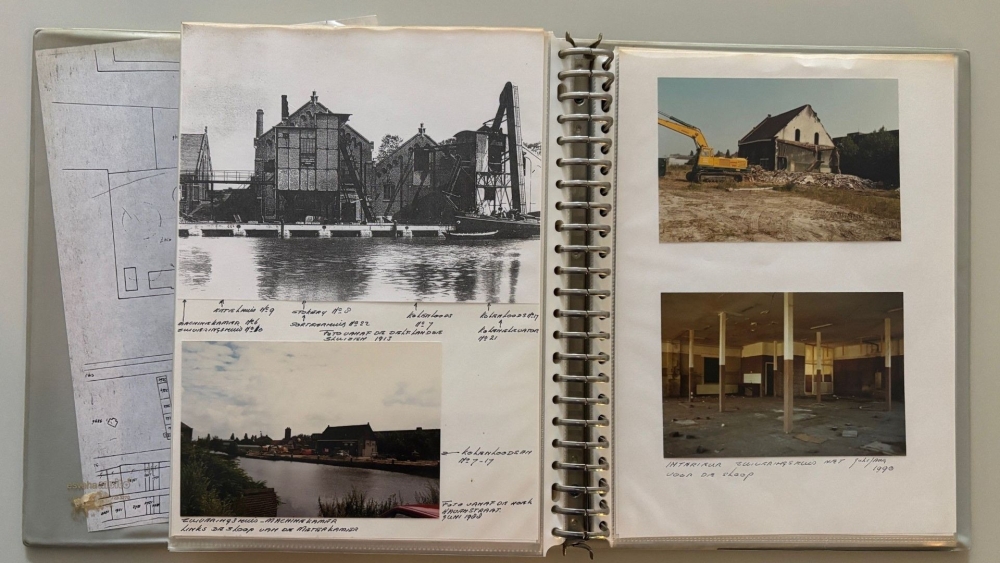 Vlaardinger schenkt 32 multomappen vol foto&#039;s van verdwenen buurten aan archief