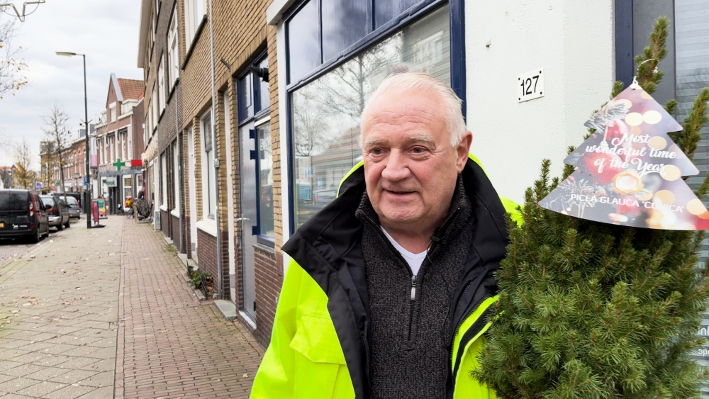 Leo deelt gratis kerstbomen uit bij voedselbank: ‘Mensen vonden het geweldig’