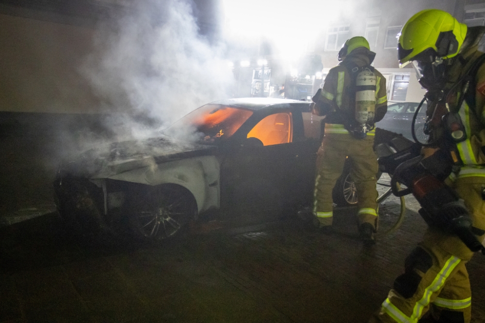 Auto in brand in Schiedam-Centrum