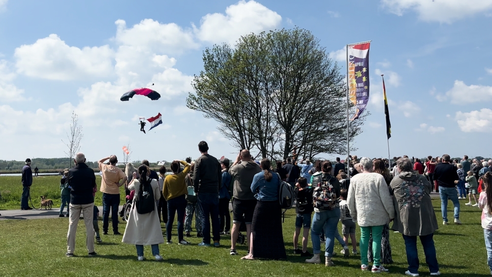 Van zweefmolen tot parachutisten tijdens bevrijdingsfestival Vlaardingen