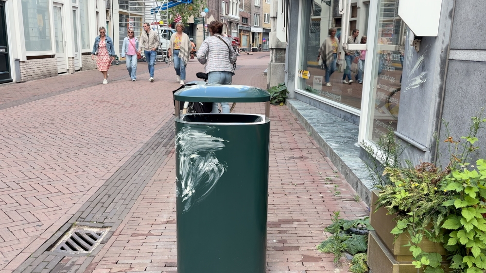 Vogelproof afvalbakken geplaatst in Hoogstraat, maar het gaat niet vlekkeloos