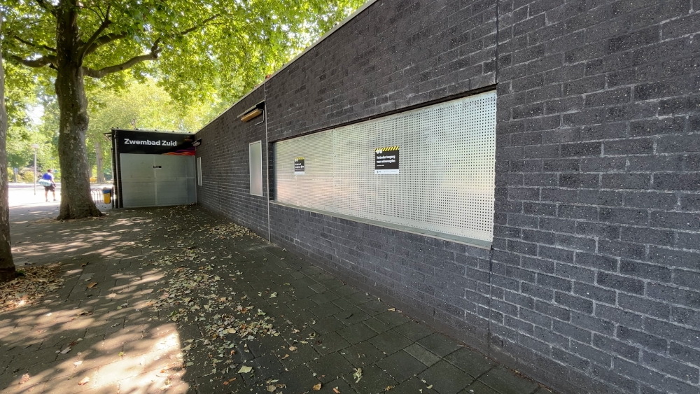 Zwembad Zuid nu écht dicht: ramen en deuren afgetimmerd