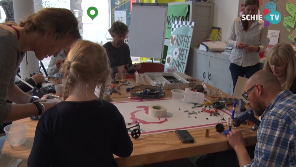 Robotjes bouwen bij het Cultuurcafé