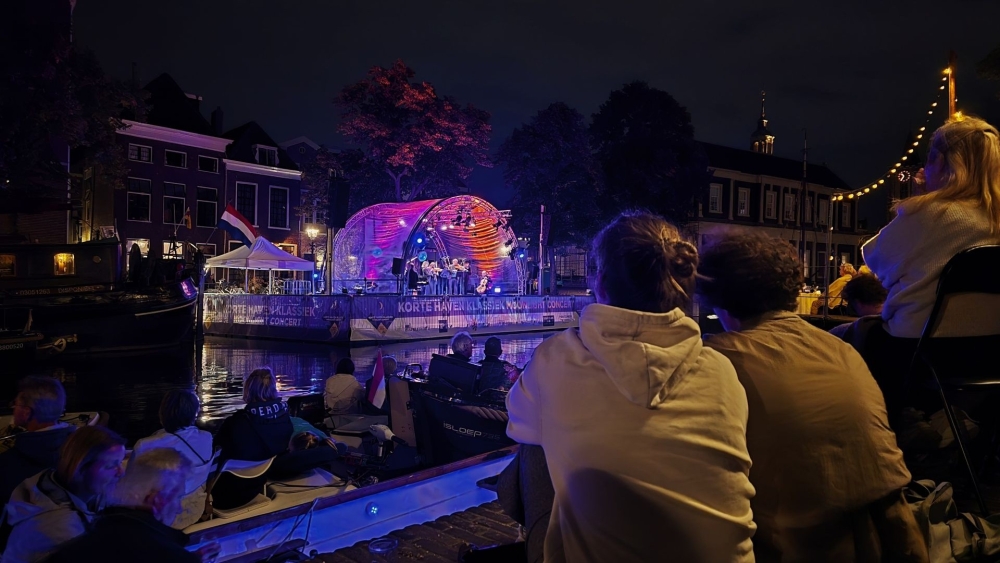 Honderden bezoekers genieten van klassieke muziek aan Korte Haven in Schiedam