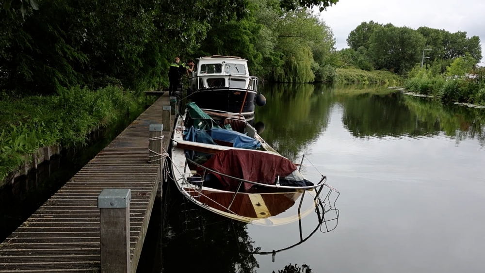 Boot van daklozen zinkt en lekt diesel in de Schie: 'Iedereen wijst naar elkaar'