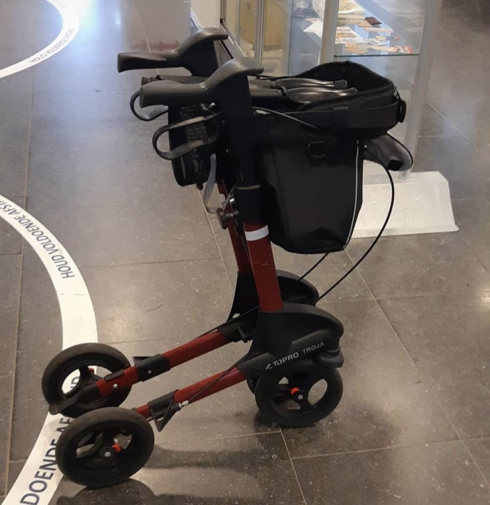 Agenten halen rollator op voor vrouw die al twee dagen noodgedwongen thuis zit