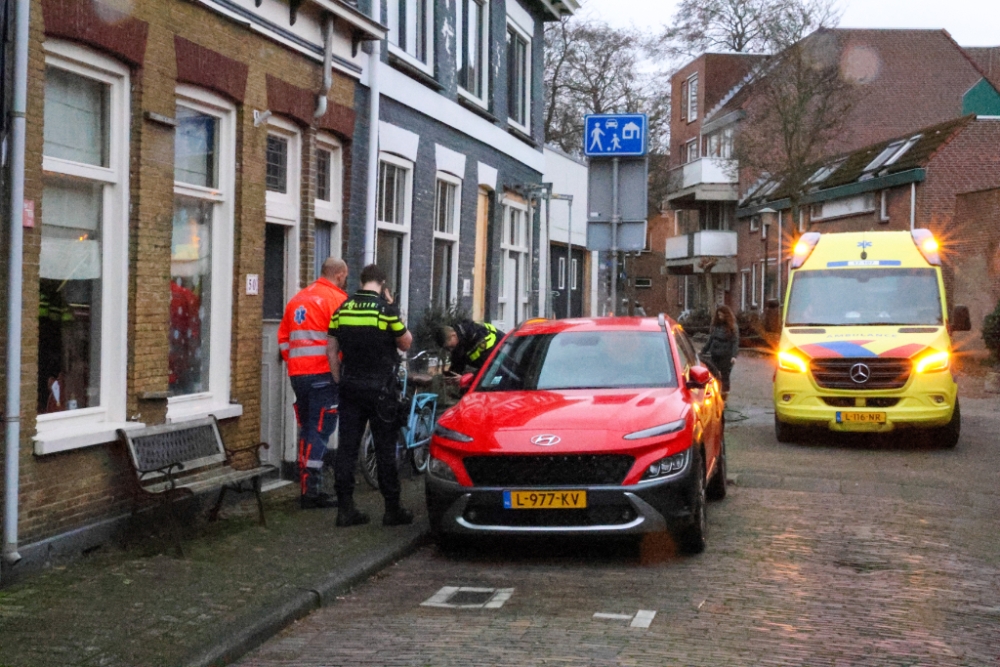 Politie kijkt hoe de fiets van het meisje eraan toe is op de naast de 1e van Leyden Gaelstraat gelegen Maasstraat