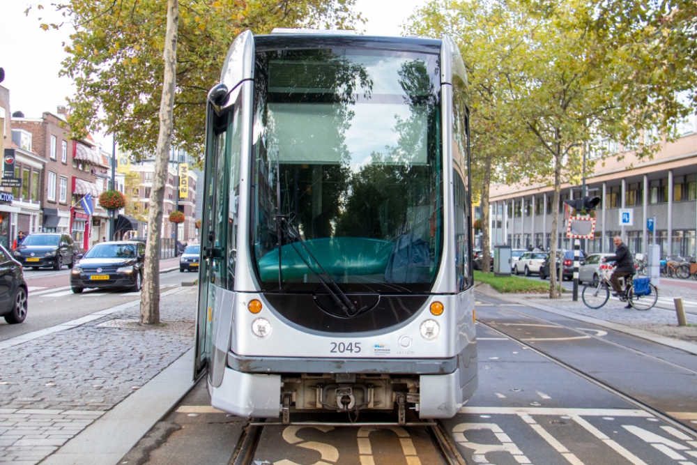 Auto en tram botsen op elkaar in het centrum