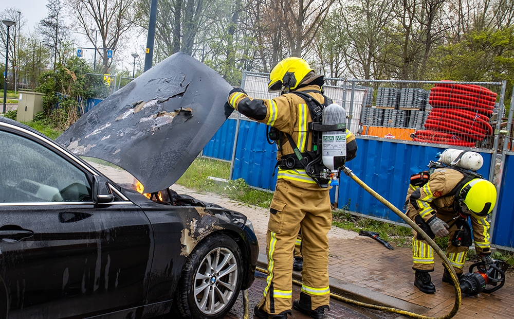 Auto vat vlam voor Van Der Valk hotel in Schiedam