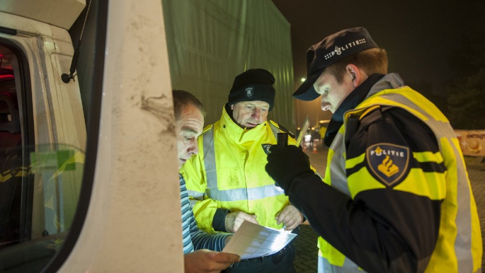 Politie vindt 240 kilo valse merkkleding bij controle auto bij Ketheltunnel