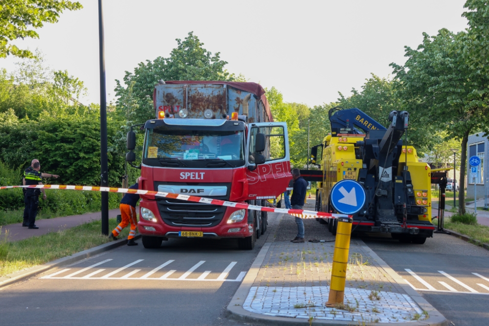 Container vliegt bijna van vrachtwagen op 'hardrijweg'