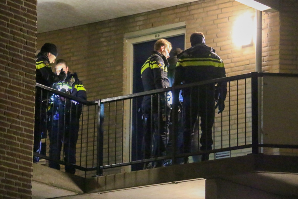 Politie valt met schilden, politiehond en bonk Vlaardingse woning binnen
