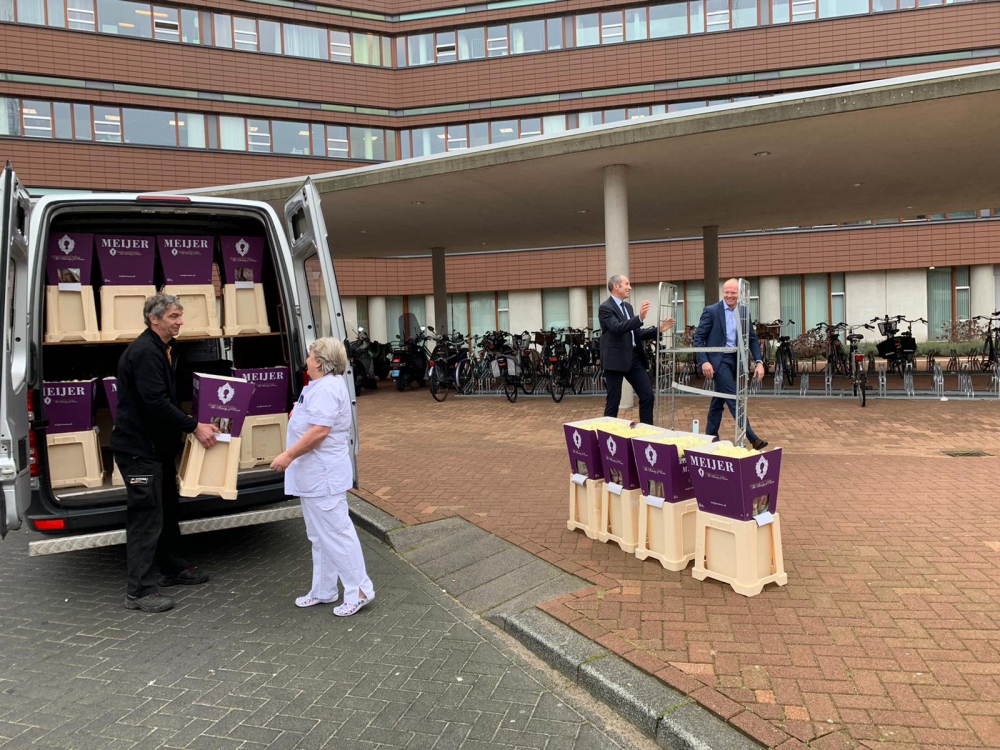 Bloemen van KRO-NCRV komen aan bij het Vlietland ziekenhuis