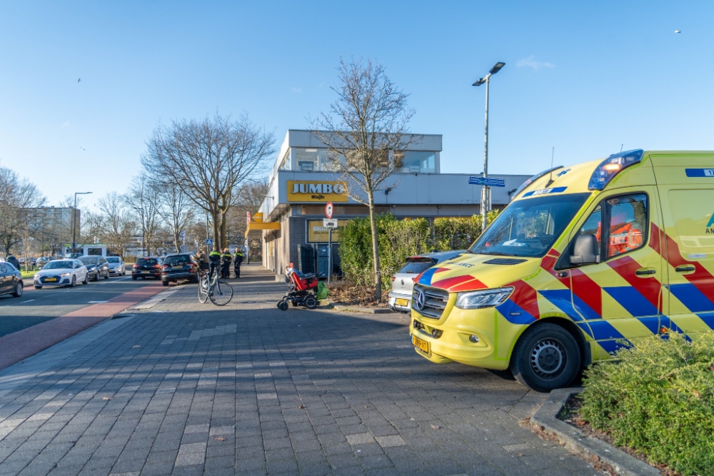 Opstopping bij winkelcentrum De Loper na ongeval met scootmobiel
