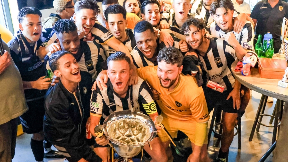Groot feest bij Excelsior'20 na het winnen van het Schiedams kampioenschap