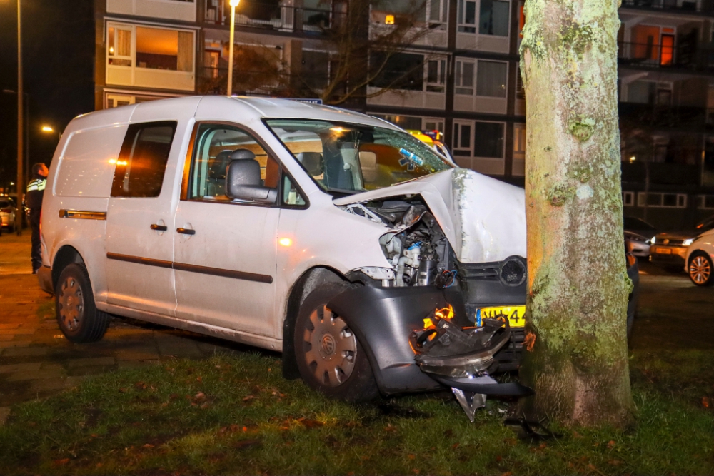 Auto tegen boom na uitwijken voor tegenligger