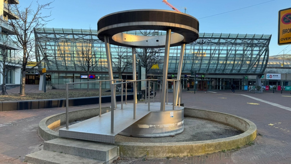 Kunstwerk Poetry Pavilion verdwijnt van stationsplein Schiedam
