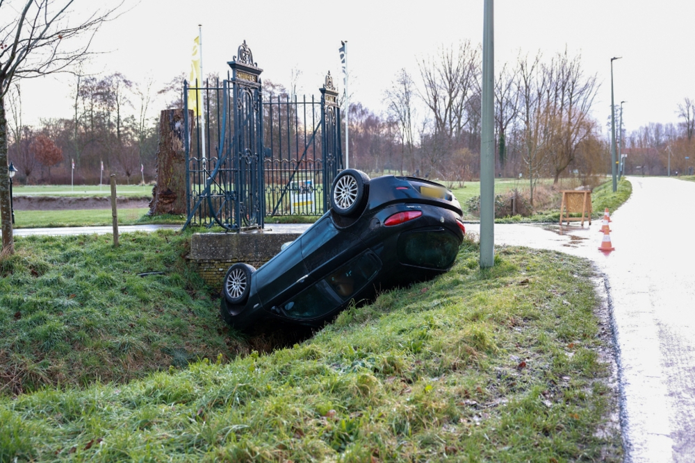 Vier auto’s de sloot in, politie ramt voertuigen vanwege gladheid