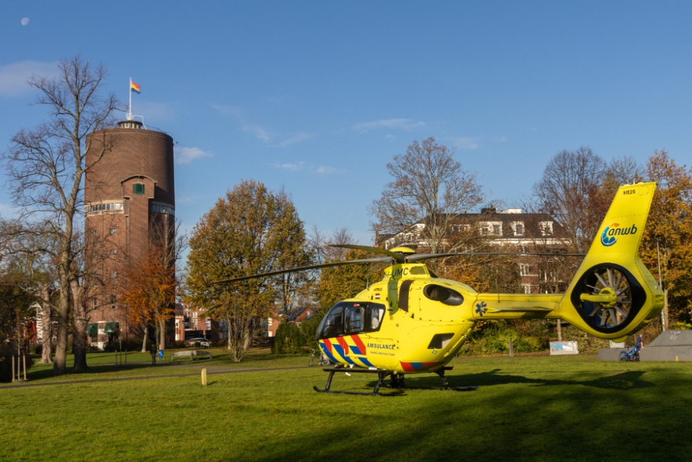 Traumahelikopter landt in Vlaardingen-Ambacht voor medische noodsituatie