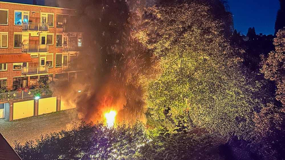 Auto’s gaan in vlammen op aan Goudsesingel, woningen ontruimd