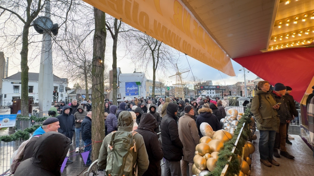 Oliebollenrij van een uur in Schiedam: ‘Geen idee hoe lang het nog gaat duren'
