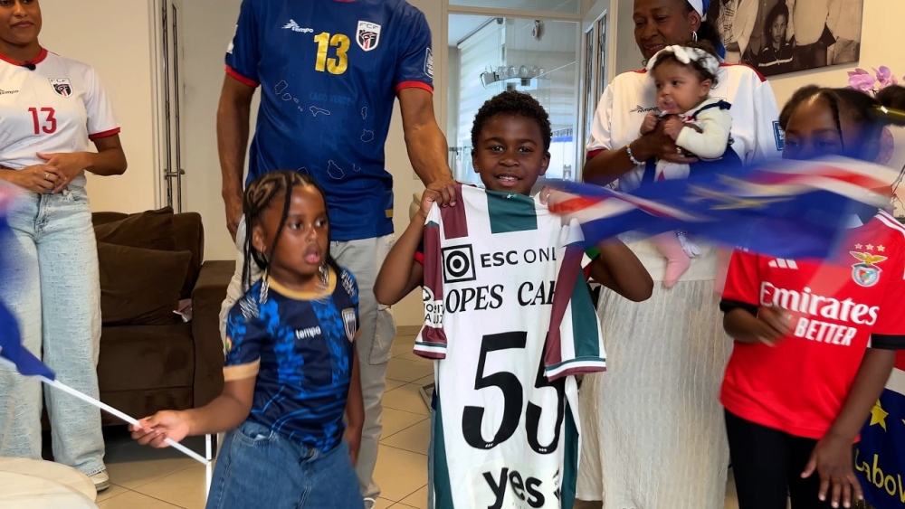 Familie reist Schiedamse WK-ganger Sidny Lopes Cabral achterna: 'Alle shirts gaan mee'